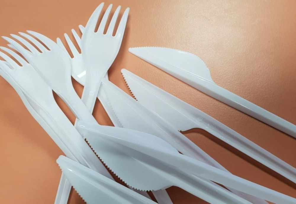 Ce obiecte NU vor mai găsi românii în restaurante și magazine din 3 iulie