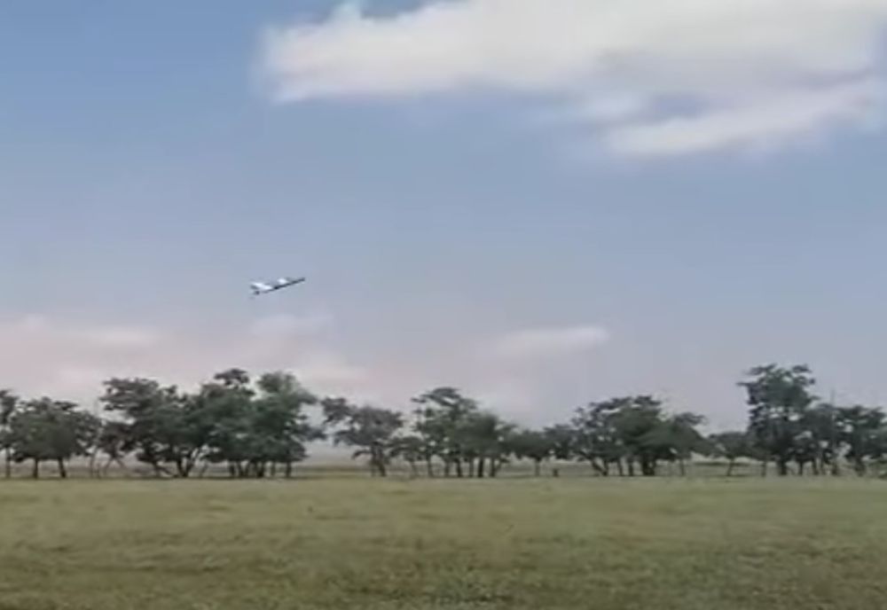 Zbor demonstrativ cu avionul Mig 21 Lancer, aeromodel realizat de un elev al Școlii de maiștri militari de la Boboc