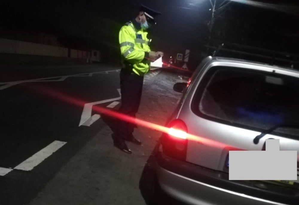 Peste 400 de sancţiuni contravenţionale constatate de poliţişti şi 80 de permise reţinute în week-end
