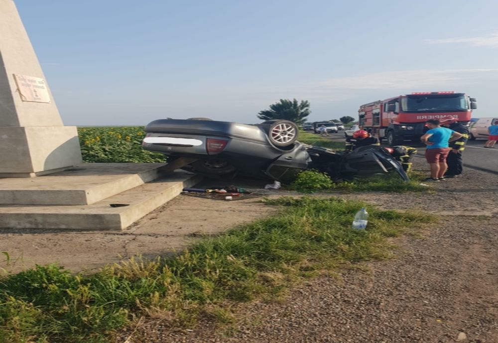 A întrat cu mașina într-o construcție de pe marginea drumului