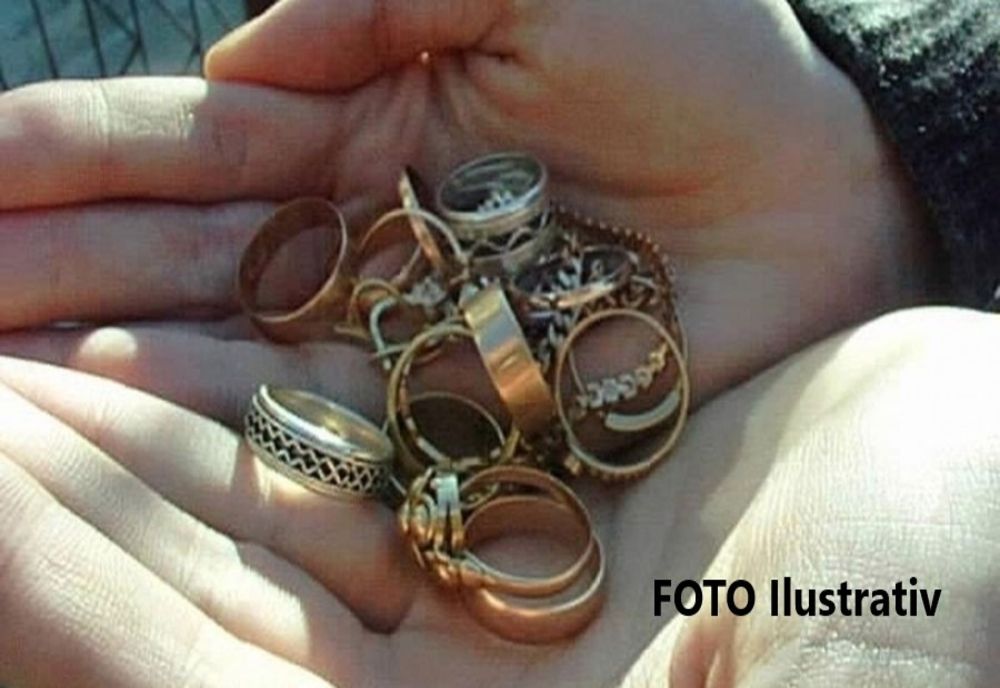 Minor de 16 ani bănuit că a furat din locuința unei femei bunuri și bijuterii