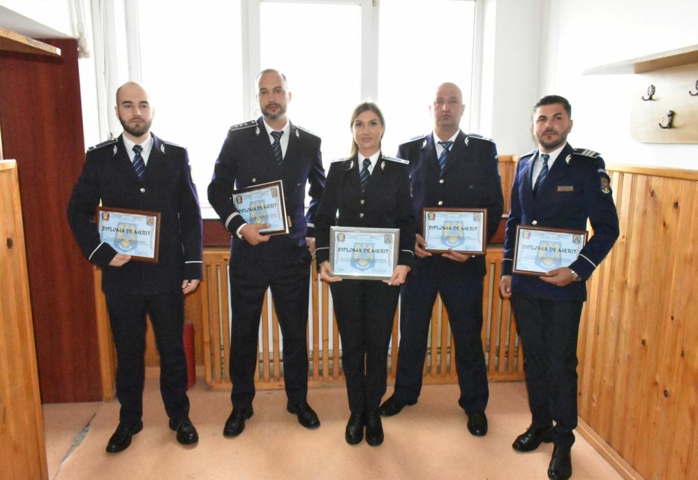 Șase polițiști premiați pentru recunoașterea și aprecierea profesională