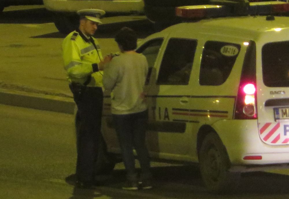 Tânără cântăreață depistată băută la volan când se întorcea de la o nuntă din județul Brăila