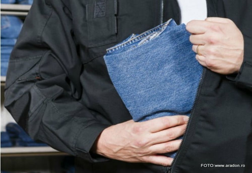 A furat haine din incinta unei societăţi comerciale