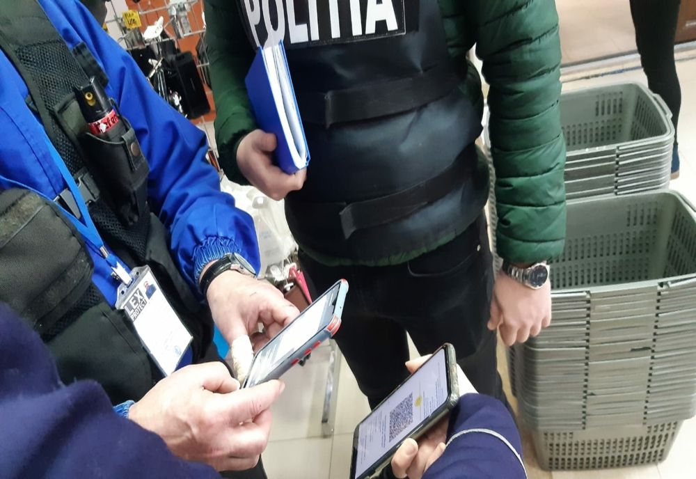 Ca să poată intra să joace la pariuri s-au folosit de certificatul de vaccinare al unor prieteni