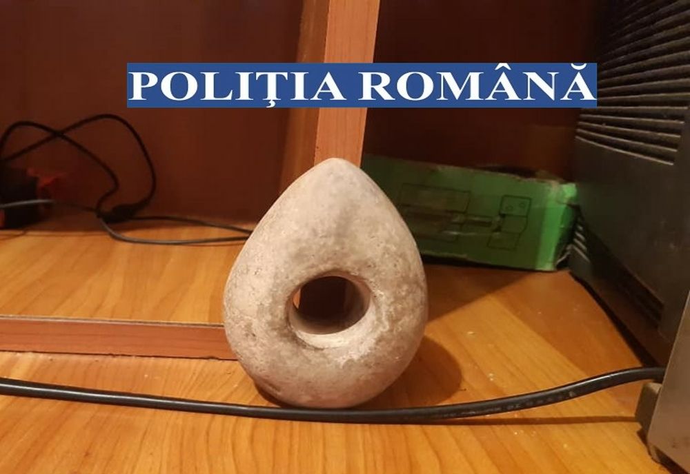 Artefact vechi de 6000 de ani predat de poliţiştii de la Pătârlagele Muzeului Judeţean Buzău