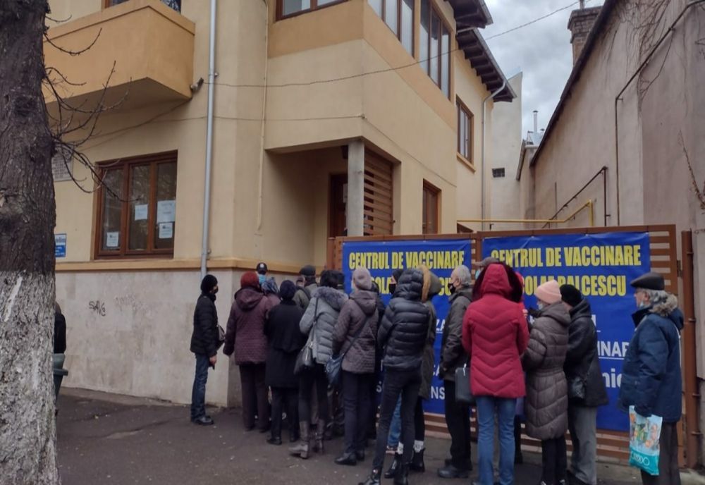 Cozi la centrele de vaccinare pentru ridicarea tichetelor de masă