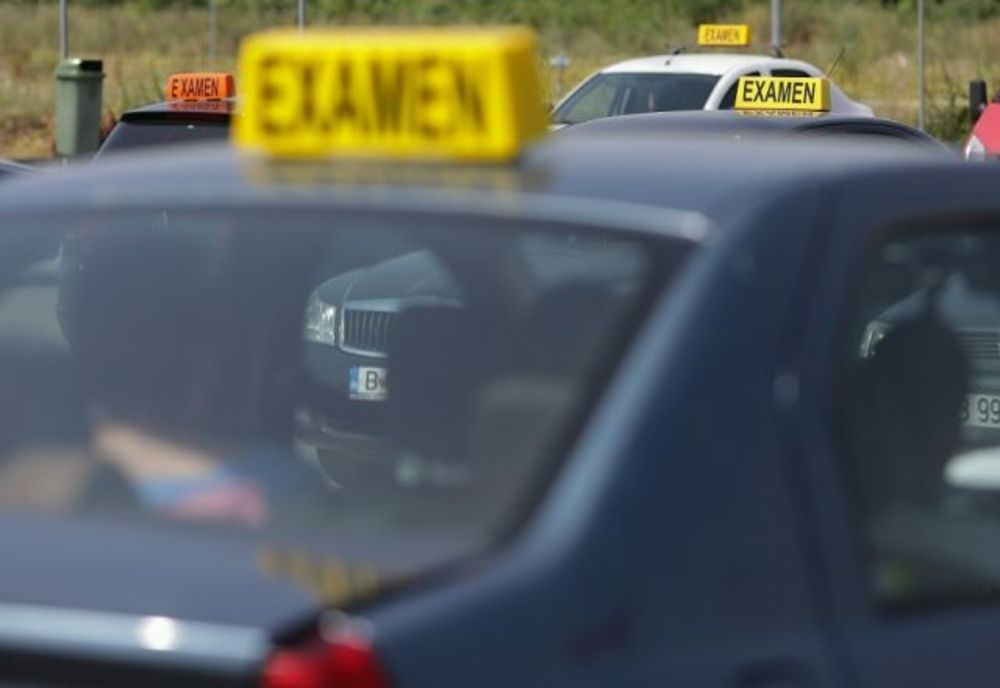 Buzoian prins în flagrant când a vrut să dea 1500 lei mită pentru promovarea examenului de permis auto