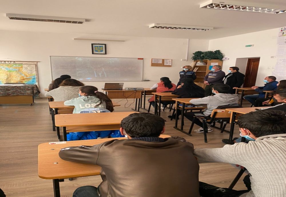 Polițiștii în dialog cu elevii Școlii Gimnaziale Buda