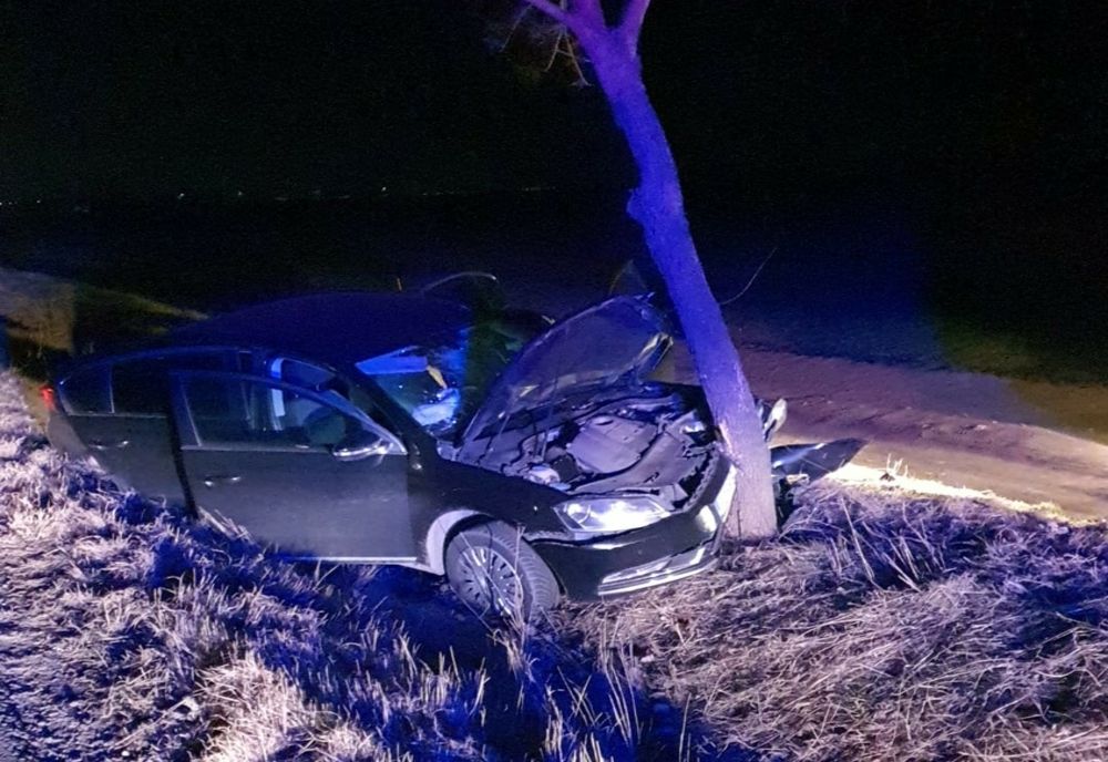 A pierdut controlul volanului și a intrat cu mașina într-un copac