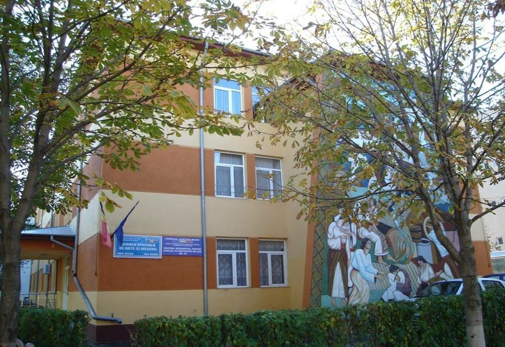 Întrevedere a poliţiştilor pentru reducerea riscului infracţional şi de victimizare, interpretată în limbaj mimico-gestual 