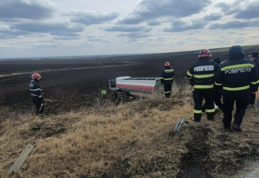 Foto: Cisternă răsturnată pe DN2E85, în localitatea Zărnești