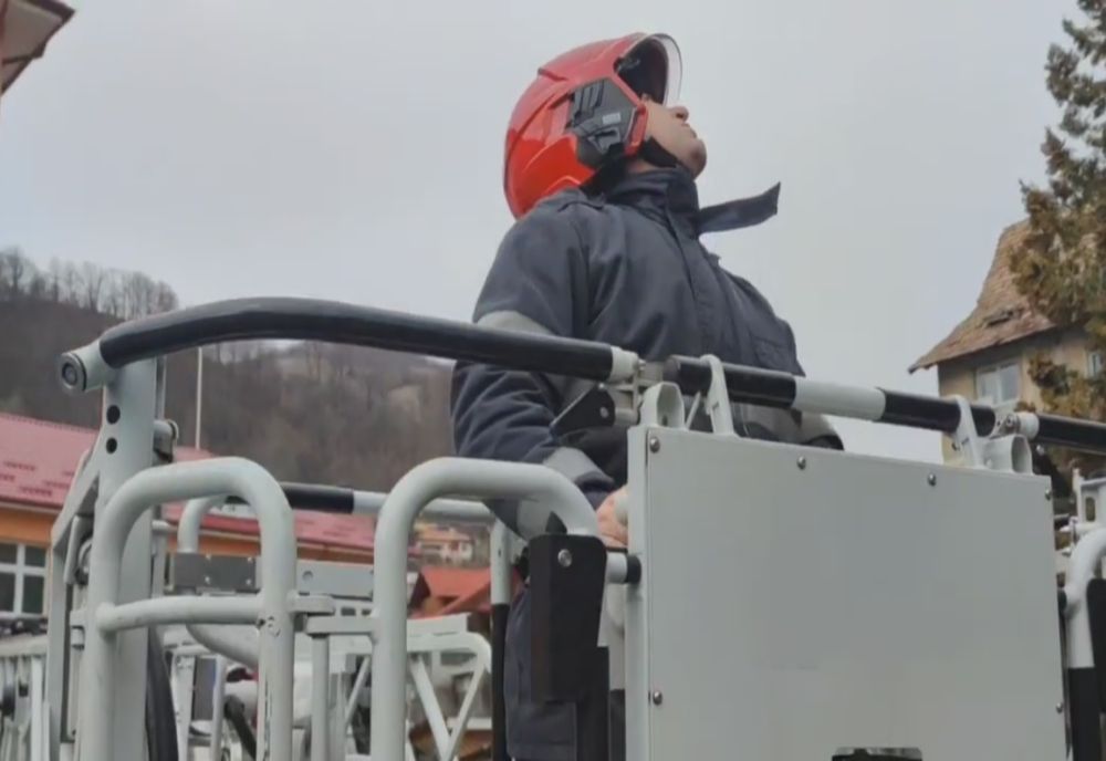 Video: Intervenția salvatorilor pentru multiple situații periculoase, urmări ale unui cutremur devastator