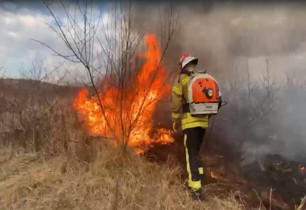 Incendiu de vegetație uscată ce se manifestă pe raza localității Cislău
