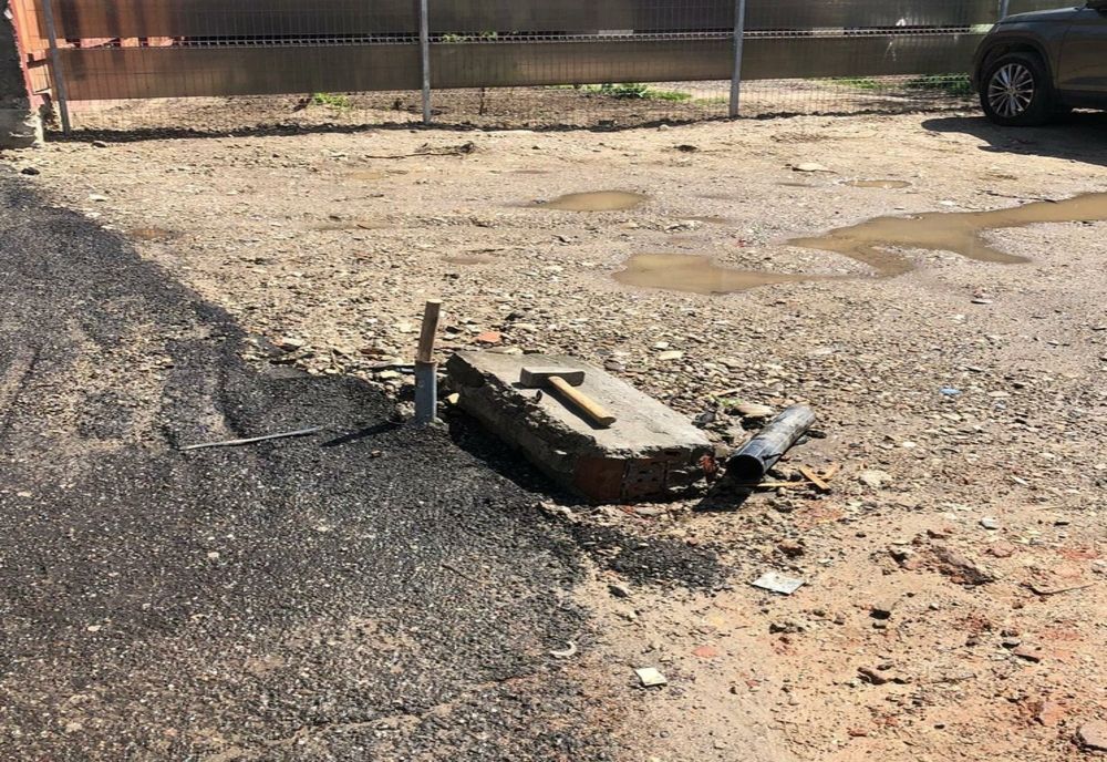 Un șofer a intrat într-o țeavă de gaze pe strada Victoriei din municipiul Buzău