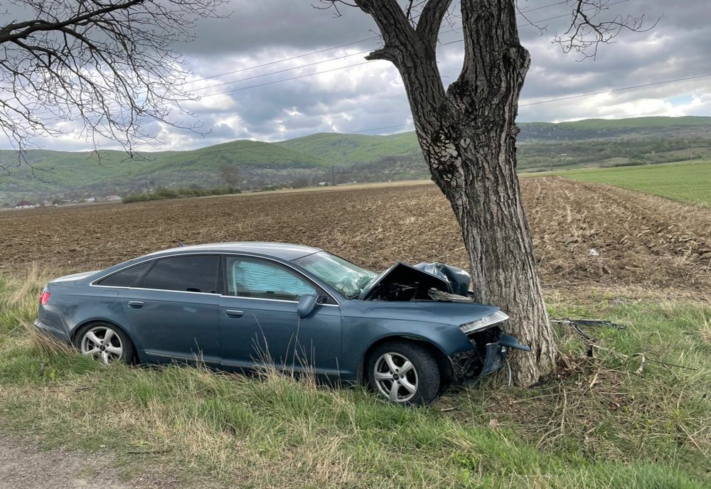 Patru tineri au ajuns la spital după ce mașina în care se aflau a intrat într-un copac