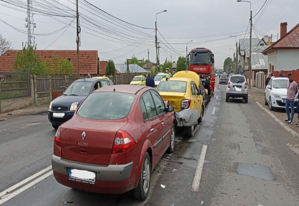 Accident cu 4 autoturisme implicate, la ieșire din municipiul Buzău