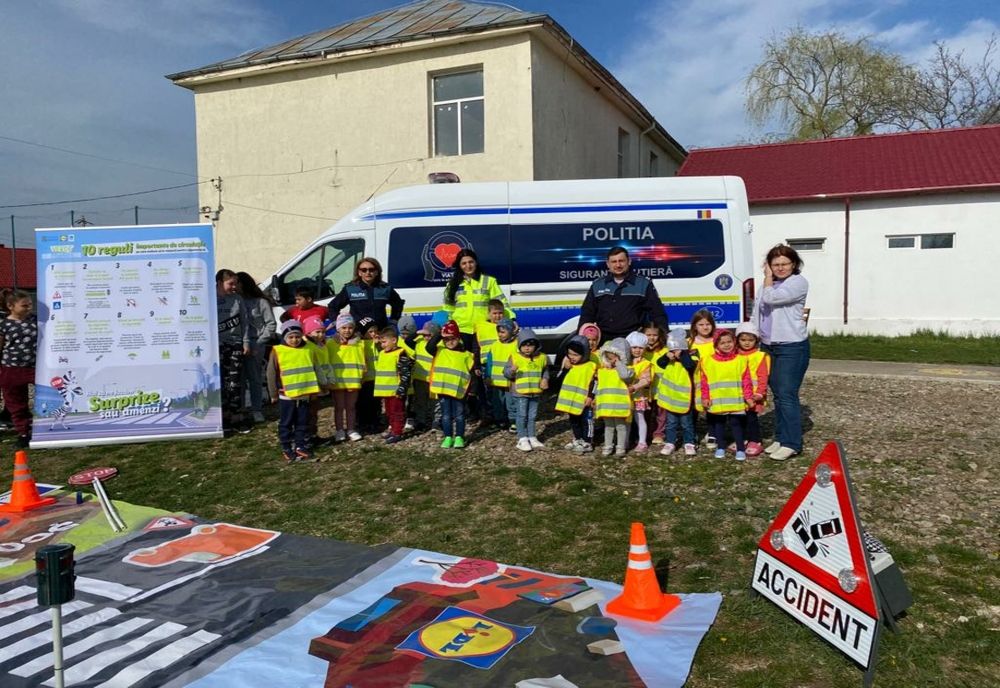 Preşcolarii şi elevii din ciclul primar din Costeşti au făcut prima incursiune cu laboratorul mobil rutier
