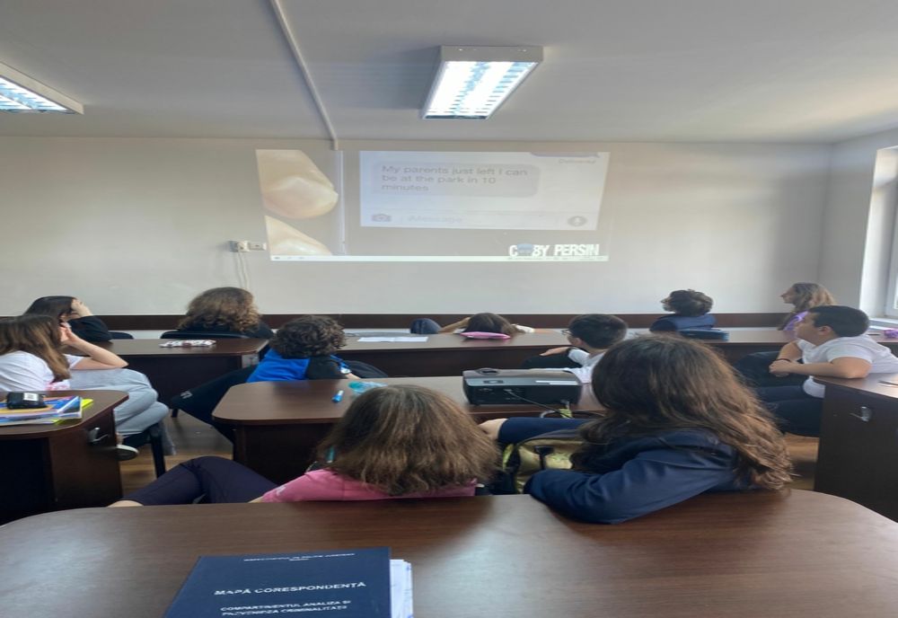 Polițiștii de la Prevenire, în dialog cu elevii pentru conştientizarea potenţialelor riscuri de victimizare şi identificarea soluţiilor concrete de evitare a unor astfel de situaţii