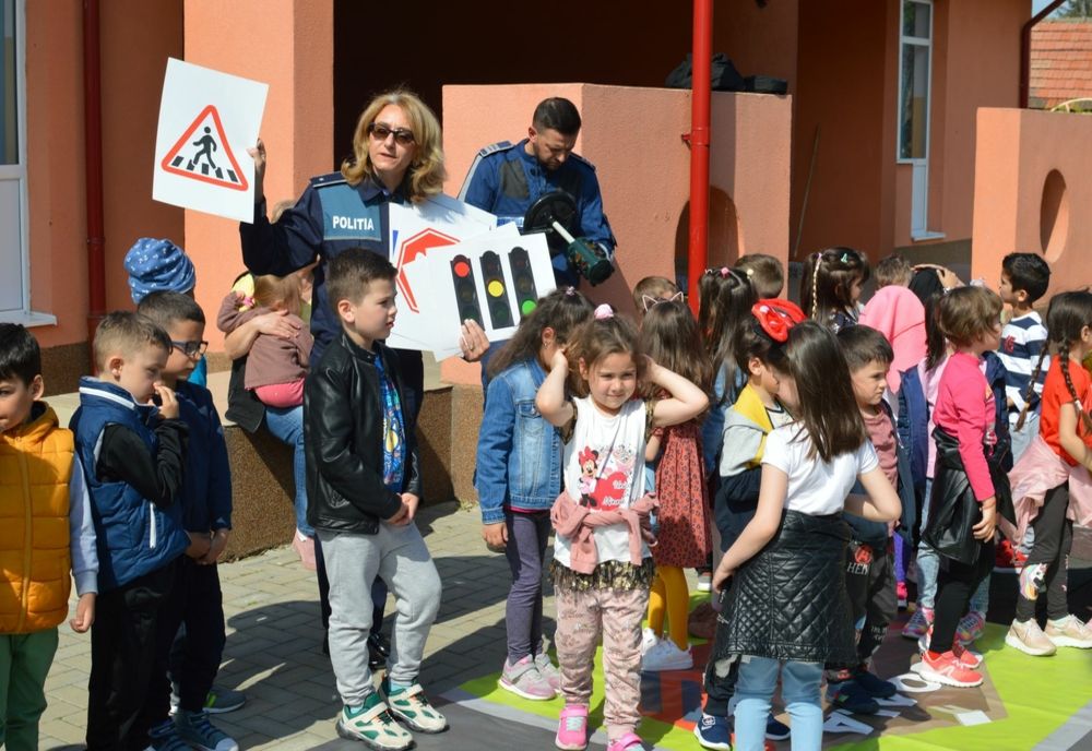 Polițiștii de la Siguranţă Şcolară, alături de elevii din Râmnicu Sărat şi Mărăcineni