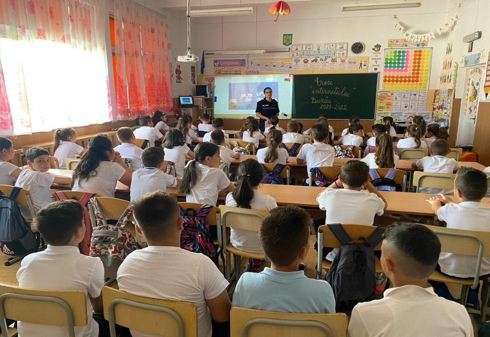 Peste 170 de elevi informați antivictimal de polițiști 