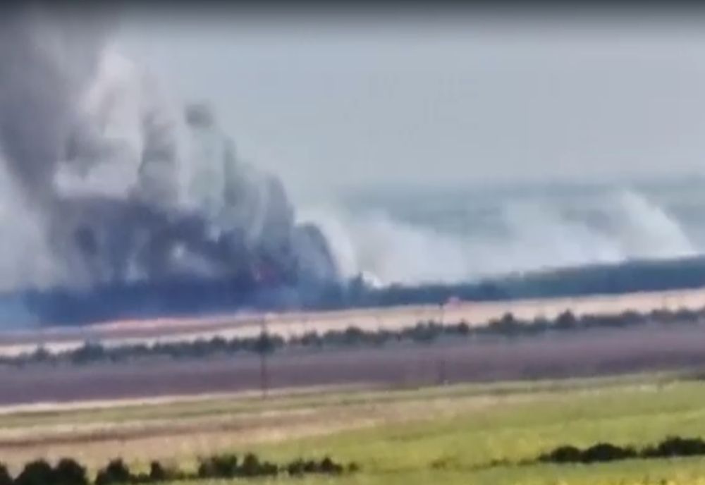 Pompieri de la Râmnicu Sărat și Buzău intervin la stingerea unui incendiu de vegetație uscată  