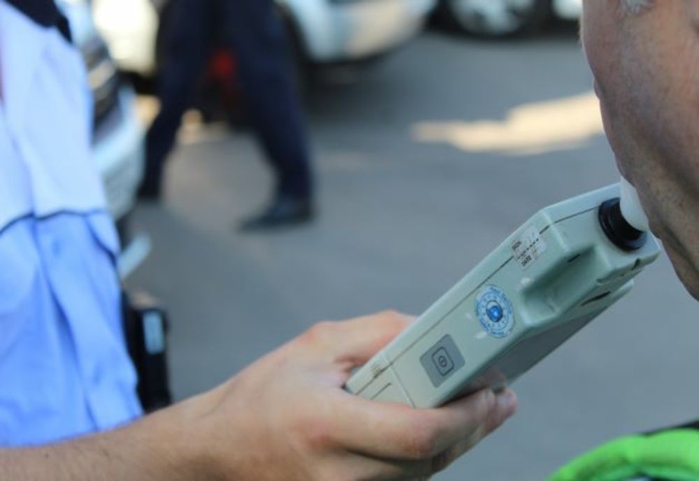 Un ieșean cu permisul suspendat depistat de polițiștii buzoieni la volanul unui autoturism cu numere de înmatriculare false