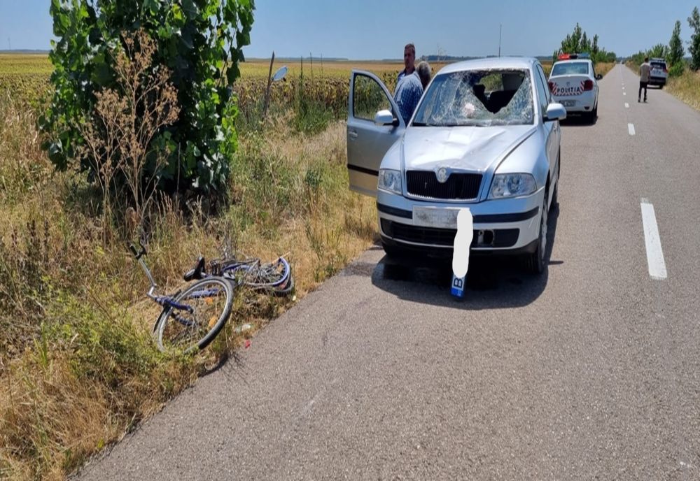 Foto: Biciclist accidentat pe DJ 203D, la ieșirea din Smeeni