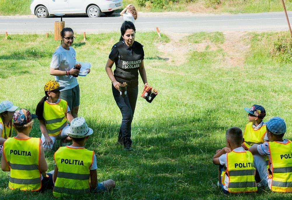 Este vacanţă, aşa că polițiștii buzoieni se întâlnesc în parc cu copiii și părinții pentru a discuta despre siguranţă