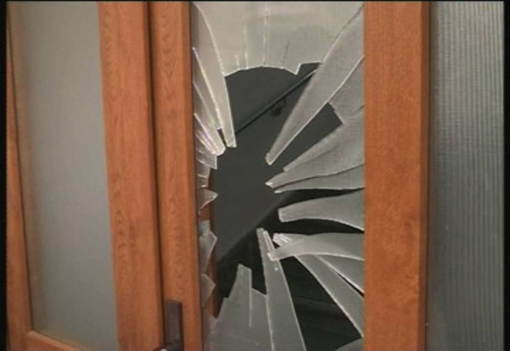 Tentativă la furt calificat dintr-un depozit de electronice şi electrocasnice din Costeşti