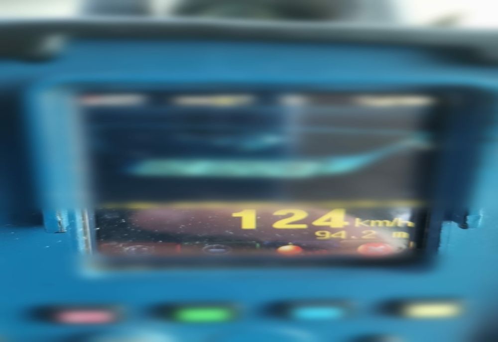 Video: Radarele polițiștilor au înregistrat un buzoian de 82 de ani, al cărui autovehicul a fost înregistrat rulând cu 124 km/h pe DN2E85, în localitatea Potârnichești. 