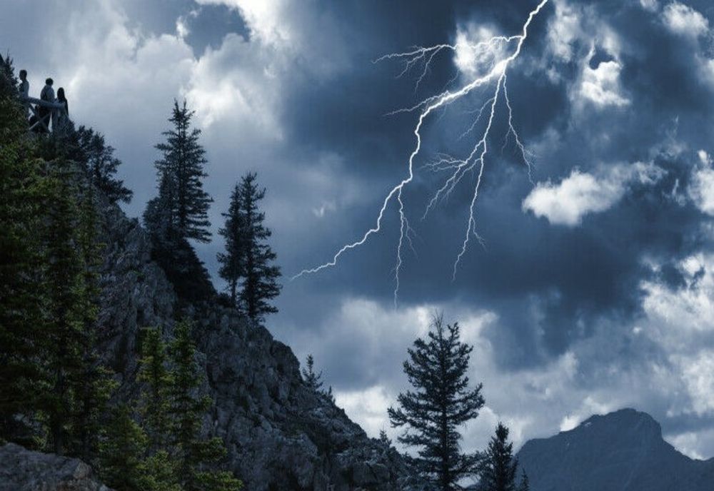 Buzoiancă de 17 ani lovită de fulger în Pasul Vâlcan, din județul Hunedoara 