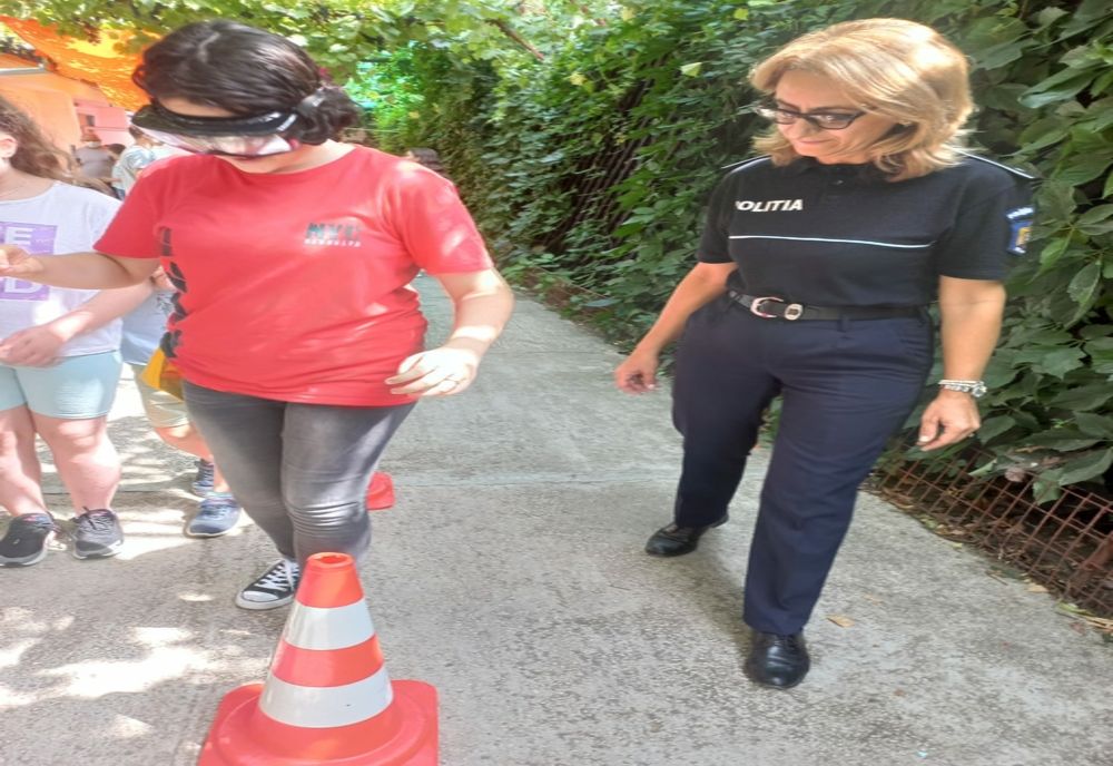 Discuţii ale ofiţerilor de la Siguranţă Şcolară cu elevii participanți la programul ”Vara împreună 2022”