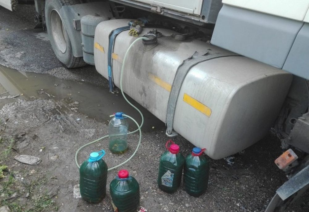 Surprinși în timp ce furau combustibil din rezervoarelel unor autoutilitare