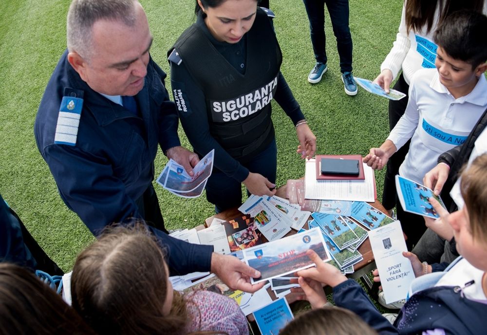 Poliţiştii Biroului Siguranță Școlară, împreună cu pompieri şi jandarmi, au vizitat elevii de la Școala Gimnazială Glodeanu Sărat