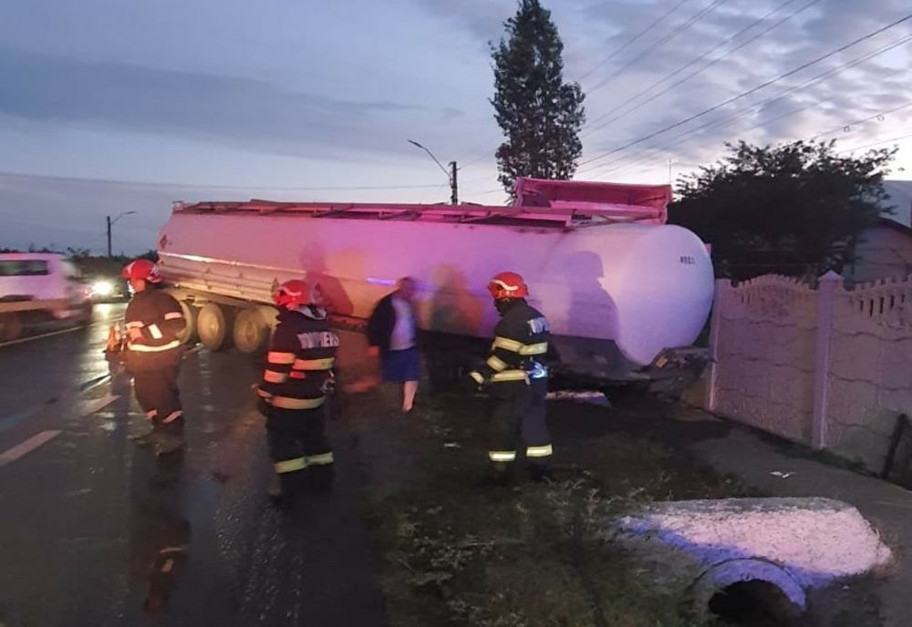 Cisternă răsturnată pe DN2E85, în localitatea Limpeziș