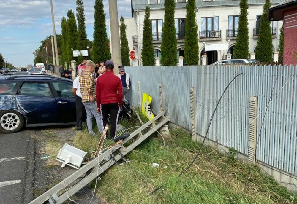 A intrat cu mașina într-un stâlp și într-un indicator rutier