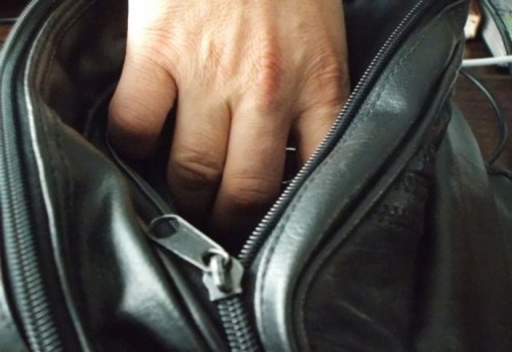 Bărbat de 69 de ani bănuit de furturi din poșete și buzunare reținut de polițiști