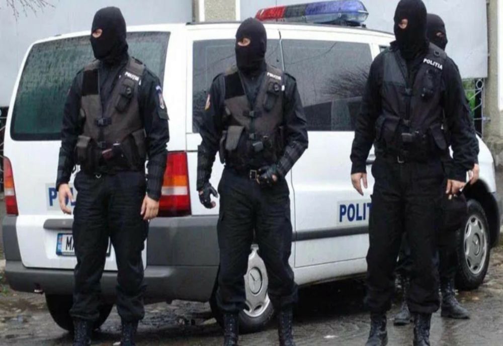 Percheziții la trei tineri bănuiţi de comiterea mai multor furturi