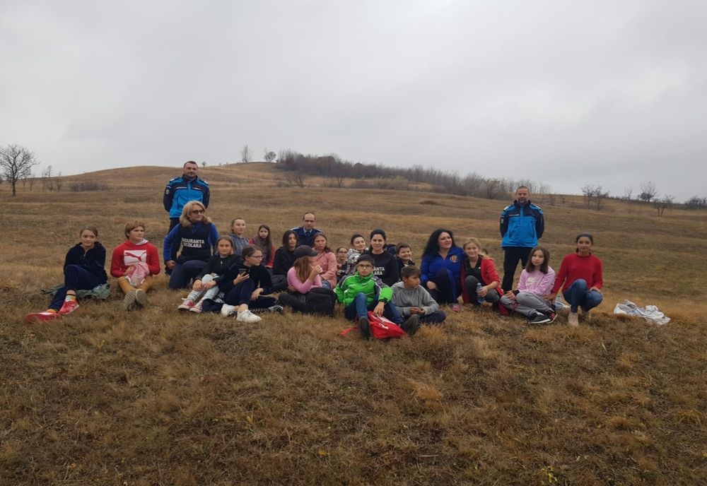 Sâmbătă, 5 noiembrie a.c., poliţiştii Inspectoratului de Poliţie Judeţean Buzău s-au alăturat unei campanii de ecologizare a zonei Scorţoasa