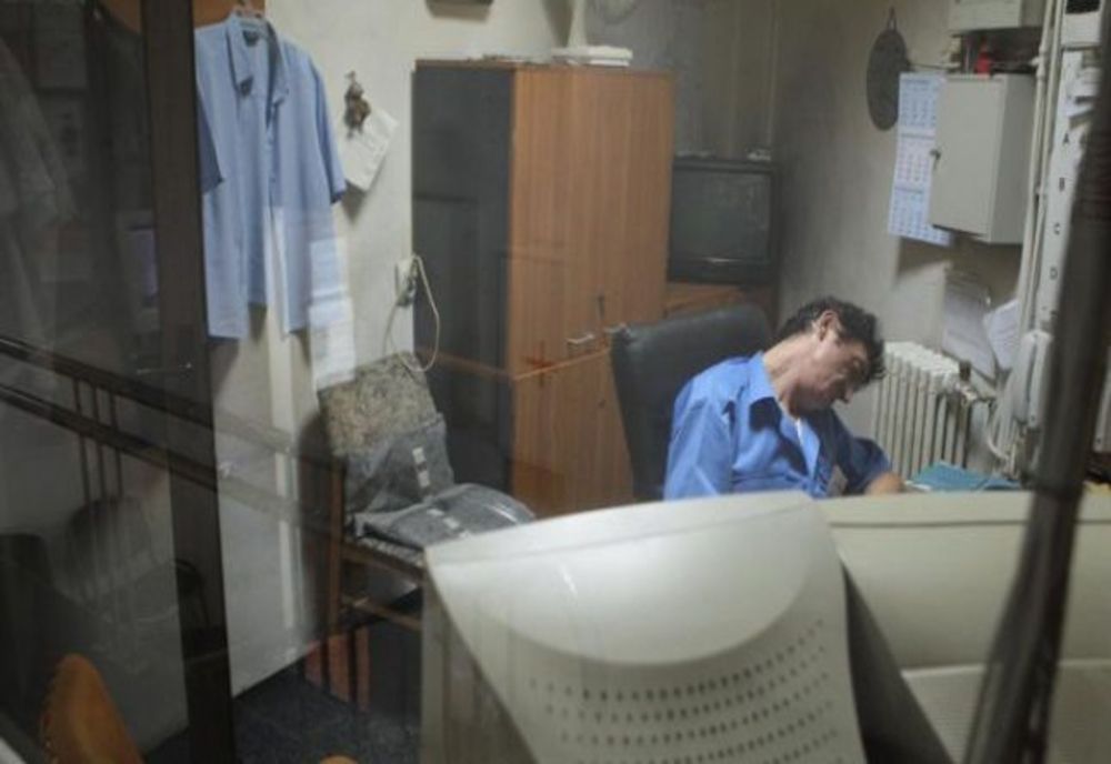 Un paznic dormea în post, iar un altul nu a fost găsit în zona obiectivului păzit