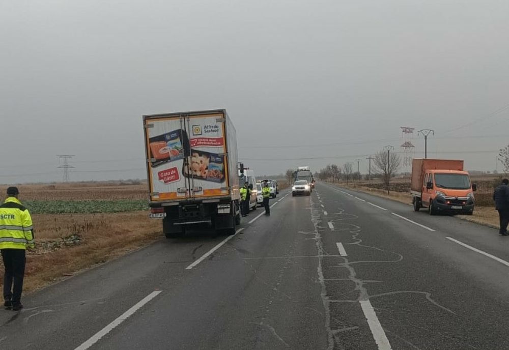 Foto: Un autocamion a lovit trei autoturisme, dintre care două staționate pe partea carosabilă
