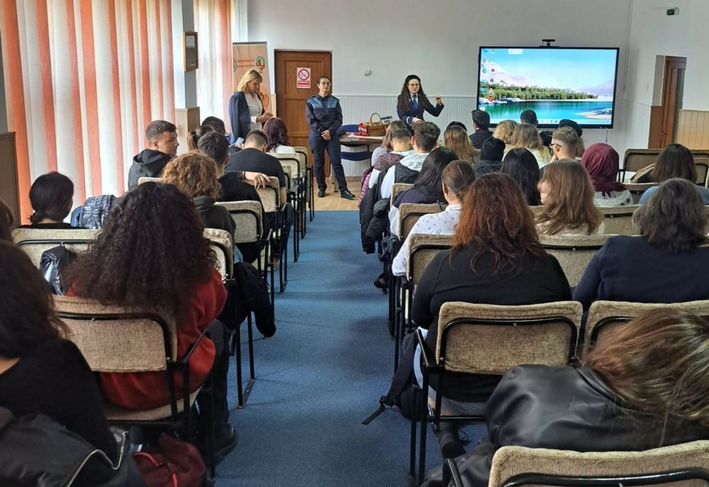 Activități ale polițiștilor de la prevenire cu elevii în cadrul unui proiect Erasmus