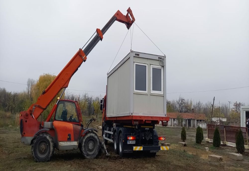 Instituția Prefectului județului Buzău a trimis un modul de tip container pentru o femeie din satul Ursoaia, comuna Viperești, căreia i-a luat foc casa