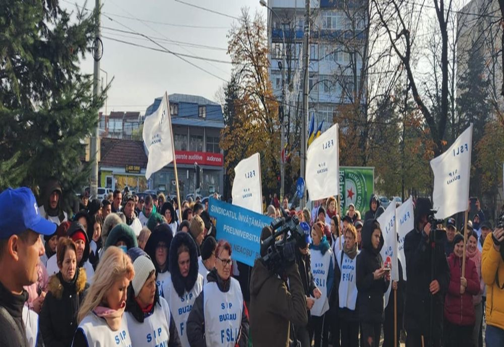 Personalul nedidactic din învățământ a pichetat Prefectura Buzău
