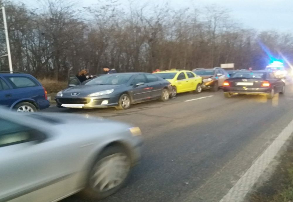 Foto: Accident cu 6 autovehicule implicate, pe DN1B, în zona Popas Merei