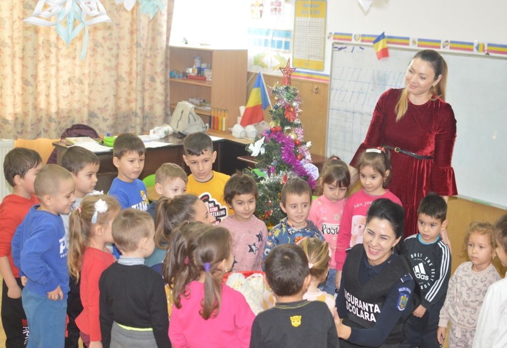 Foto: Preșcolarii Grădiniței cu Program Normal Smârdan vizitați de polițiști cu recomandări și dulciuri
