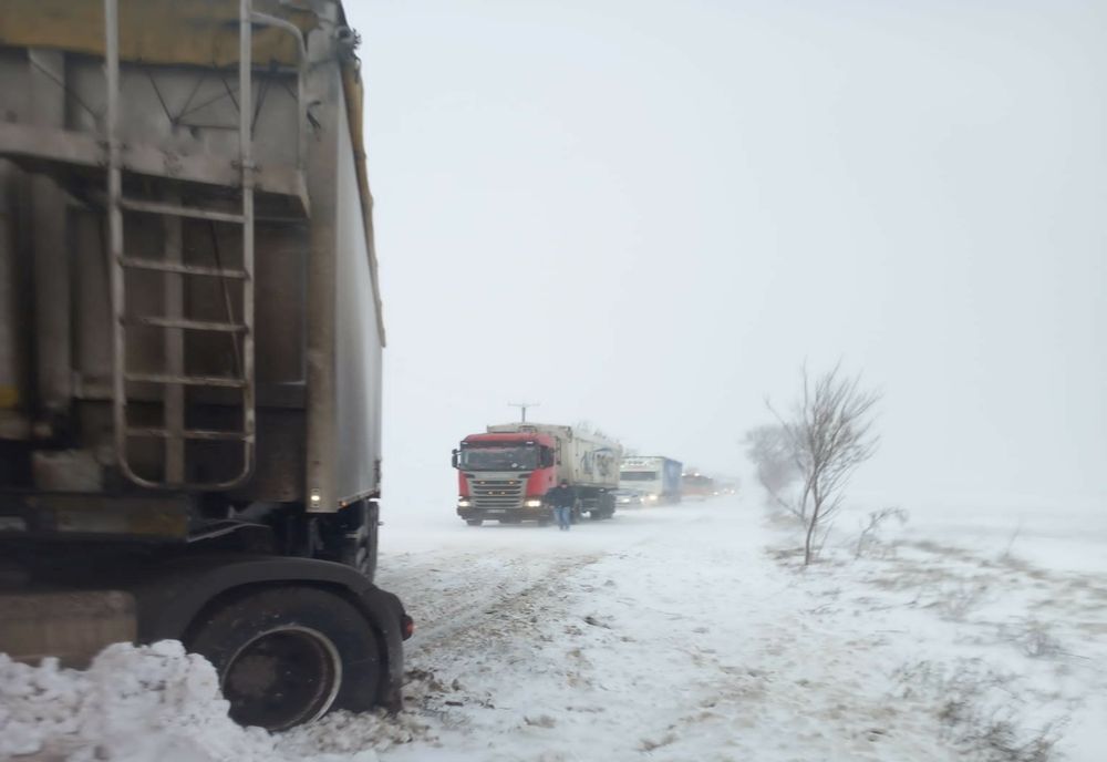 Viscolul și vizibilitatea redusă închid circulația pe DN 23B între Măicănești și Ciorăști, județul Vrancea