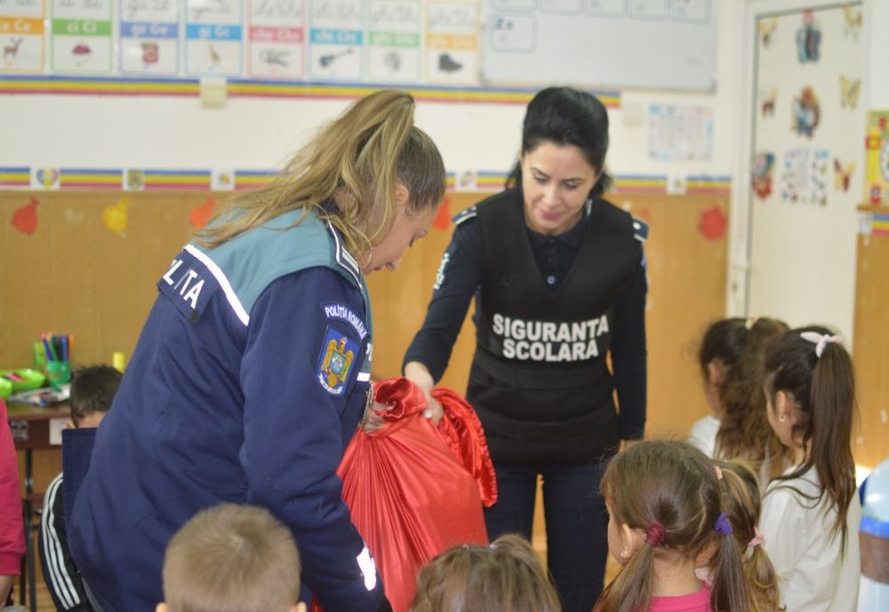 Polițiștii alături de elevii Școlii Gimnaziale Smeeni