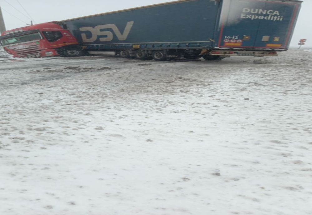 Un TIR a blocat traficul pe DN2B la intersecția cu DC 42